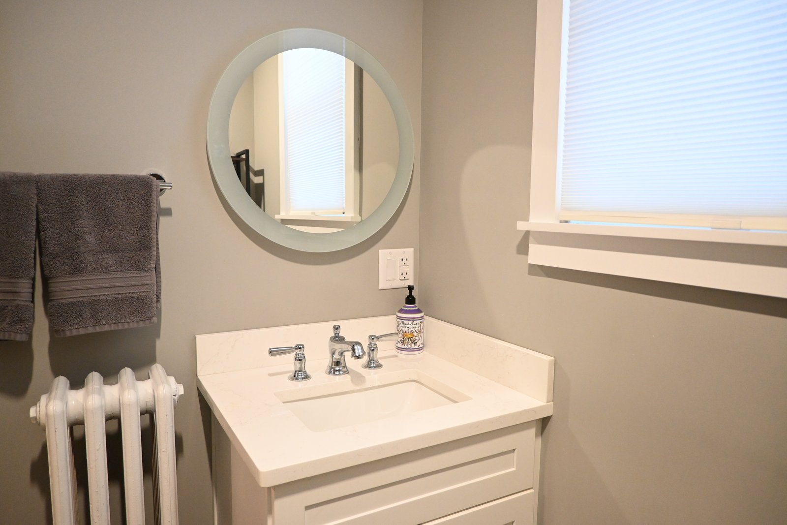 Spacious living room stay in downtown